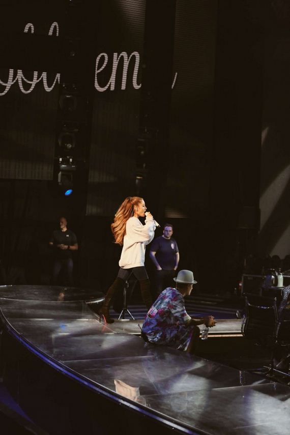 Ariana-Grande -Performs